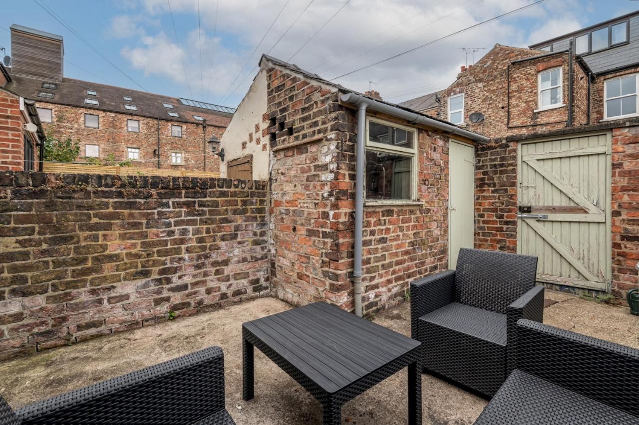 Pass The Keys Gorgeous Terrace Near Bishy Road Villa York Exterior foto